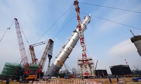 广东石化炼化一体化项目4606吨抽余液塔成功就位刷新亚洲最重塔器吊装