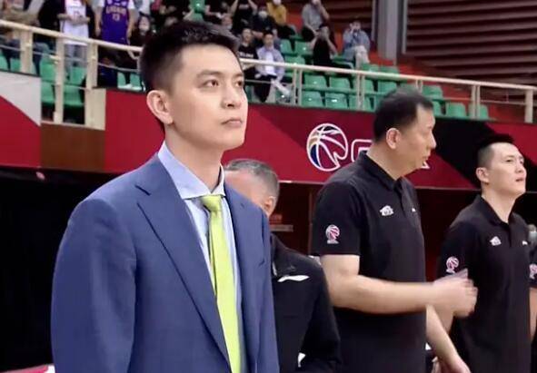 杨鸣戴绿色领带不吉利!男方在比赛中途,霸气解掉