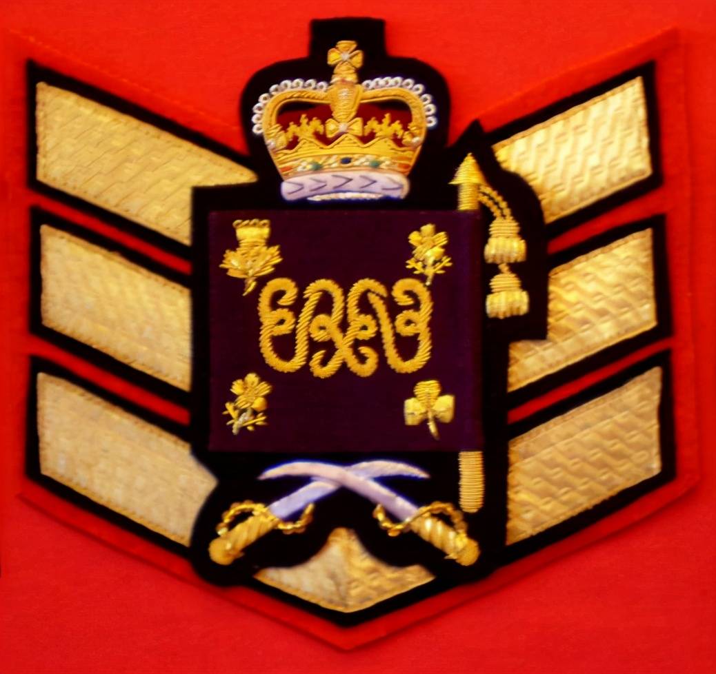 英国皇家卫队有5个近卫步兵团,身穿红色制服,士兵军衔全解析