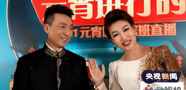 李梓萌亮相元宵晚会探班搭档康辉罕见小香风她穿鎏金裙好霸气