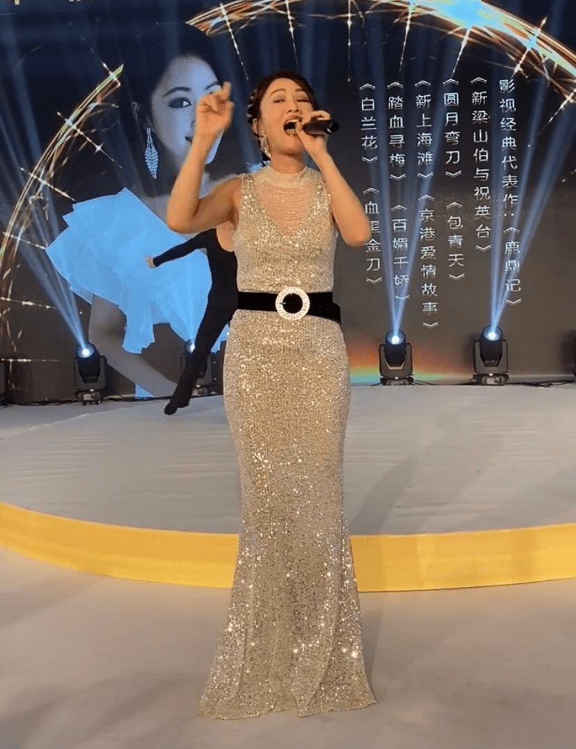 原创51岁梁小冰落魄商演捞金亮片紧身裙似地摊货身材走样膀大腰圆