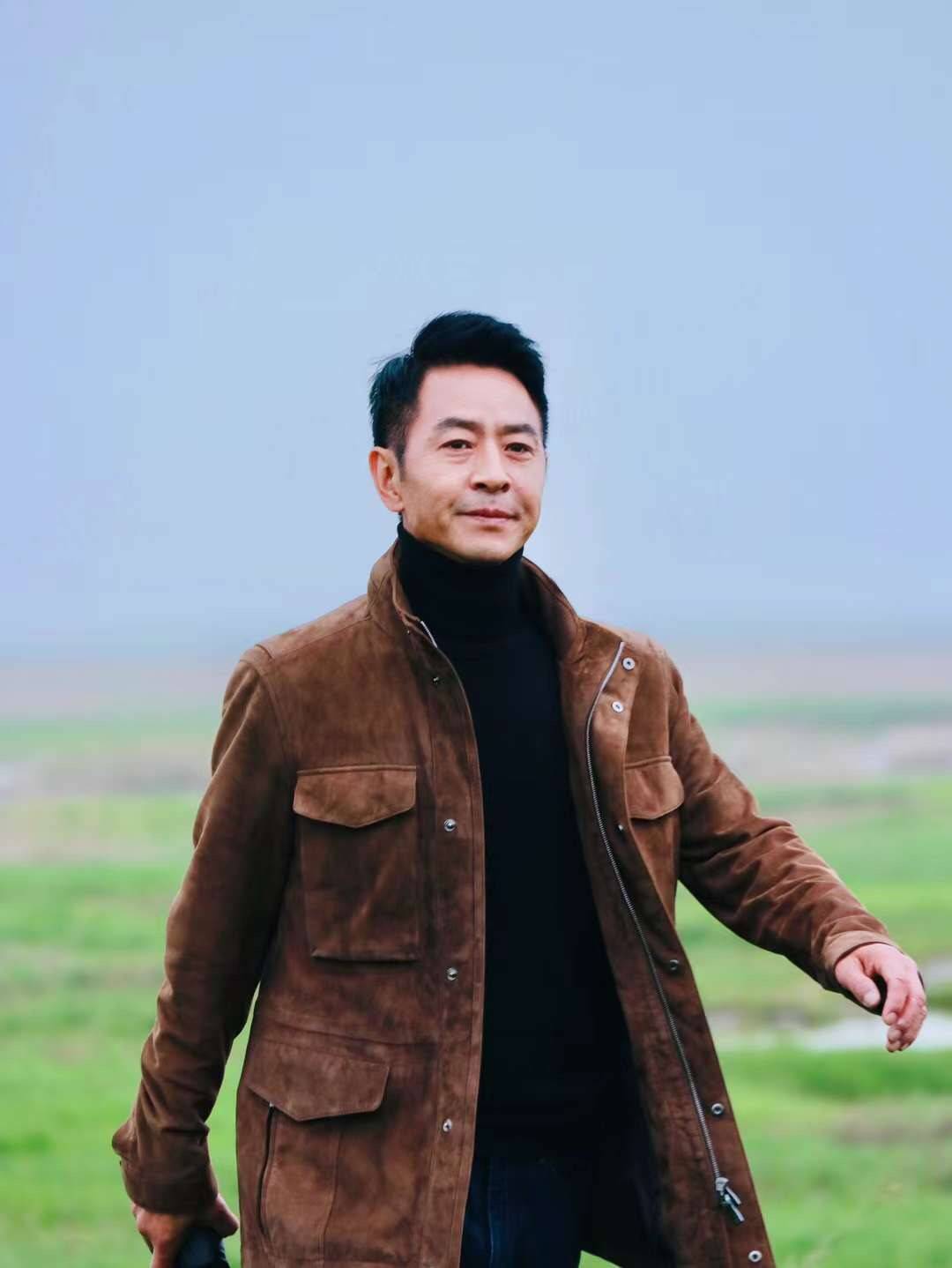 原创国民大叔郭晓峰写真系列之三草原上的远行者