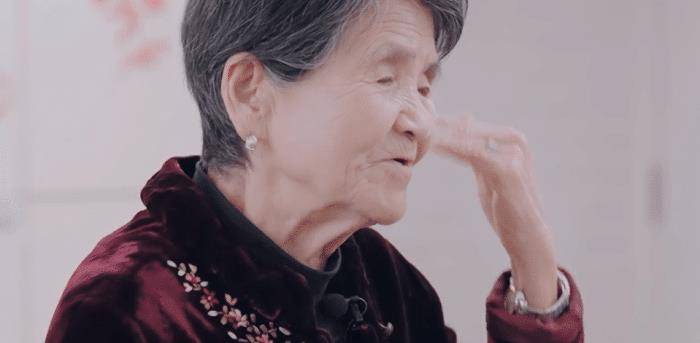 现在杨妈妈儿孙绕膝,孩子们都