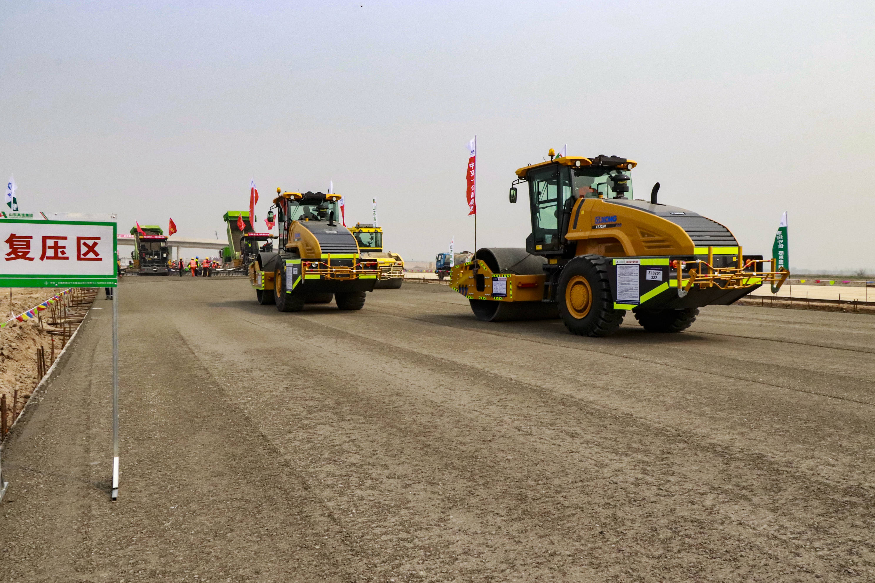 一公局集团山东沾临二标一分部圆满完成全线首段水稳底基层试验段摊铺