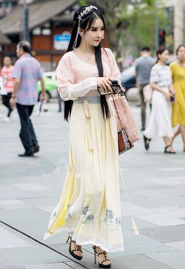 美女真有创意,穿新款汉服 现代高跟鞋,出人意料的穿搭!_上衣