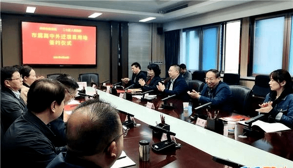 中学校长蔡明生代表学校签约二七区人民政府党组成员,副区长林海讲话