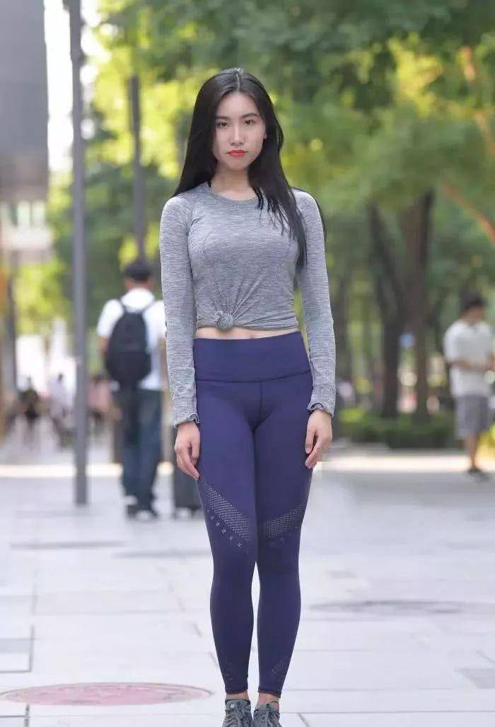 黑色健美裤身形高挑的美女身材傲人尽显女王气场