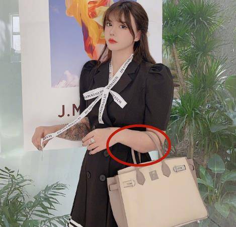 韩安冉晒整容后照片,太着急忘记p胳膊,百万修图师都救不了她