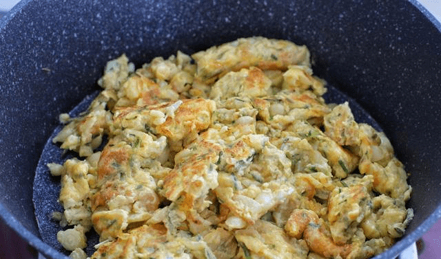 简单又好吃的小根蒜炒鸡蛋就做好了,真的是一道不可多得的美味家常菜