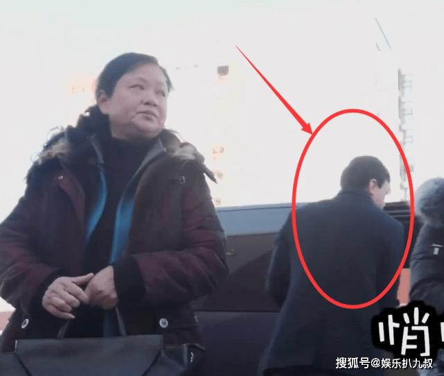 太卑微了!肖战父母现身武汉团圆,父子同款下车习惯暗示家庭地位