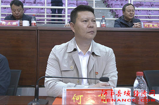 陕州区区委副书记何飞主持开幕式.