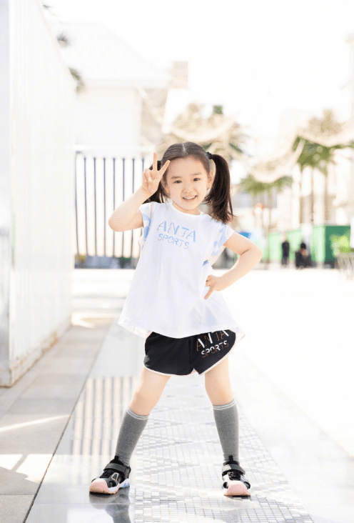 原创董璇晒女儿扎双马尾美照,小酒窝比剪刀手疑为爸爸高云翔加油