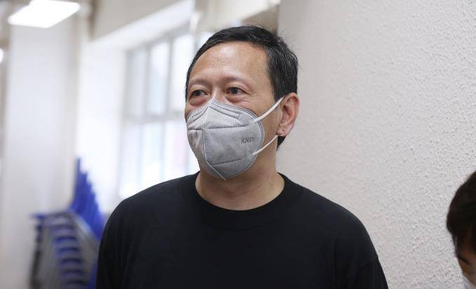 王钟灵堂遗照曝光亲友设纸人元宝祭拜周润发成龙等送花圈致哀