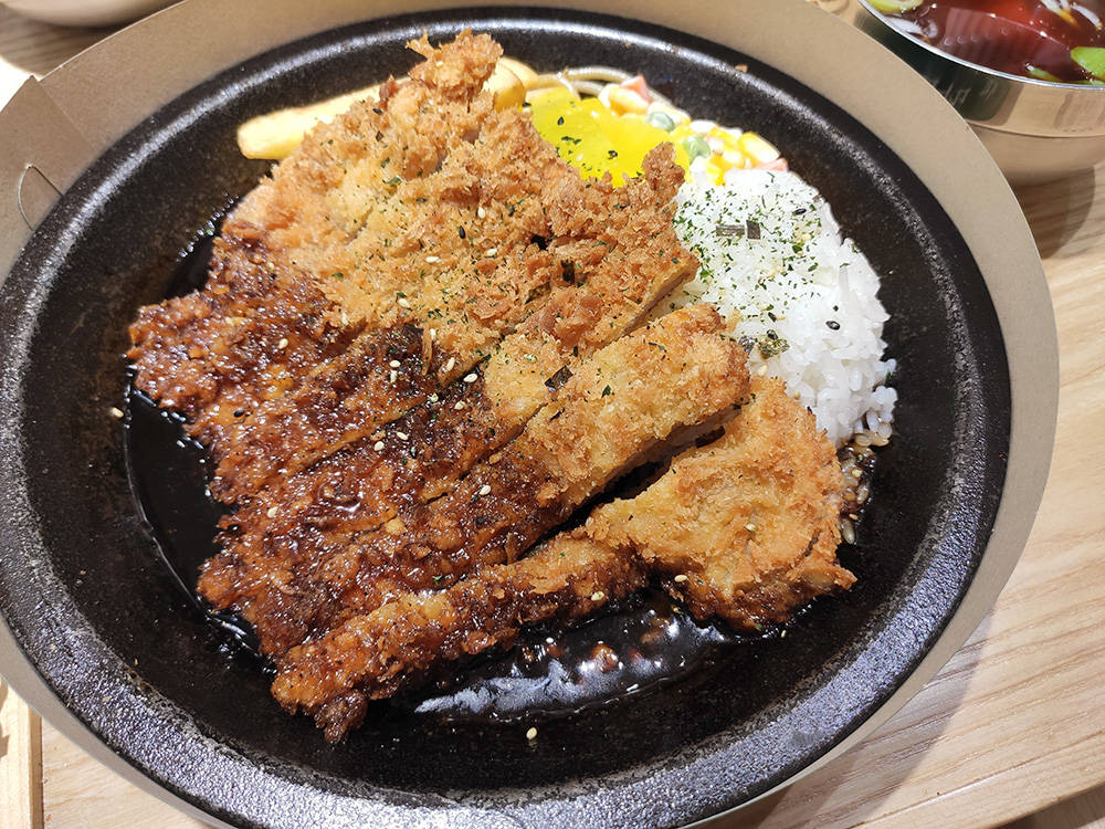 铁板猪排饭连个热气都没有,那铁板上的围边是围了个寂寞吗