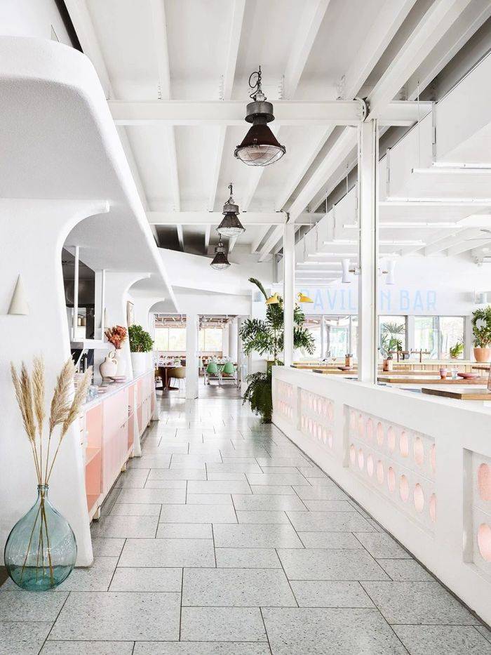 充满魅力的海边餐厅设计优雅且耐用