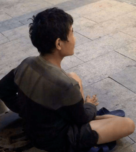 流浪在深圳华强北的男子,曾是亿万富翁,妻子卷款跑路成"痴儿"_金陵