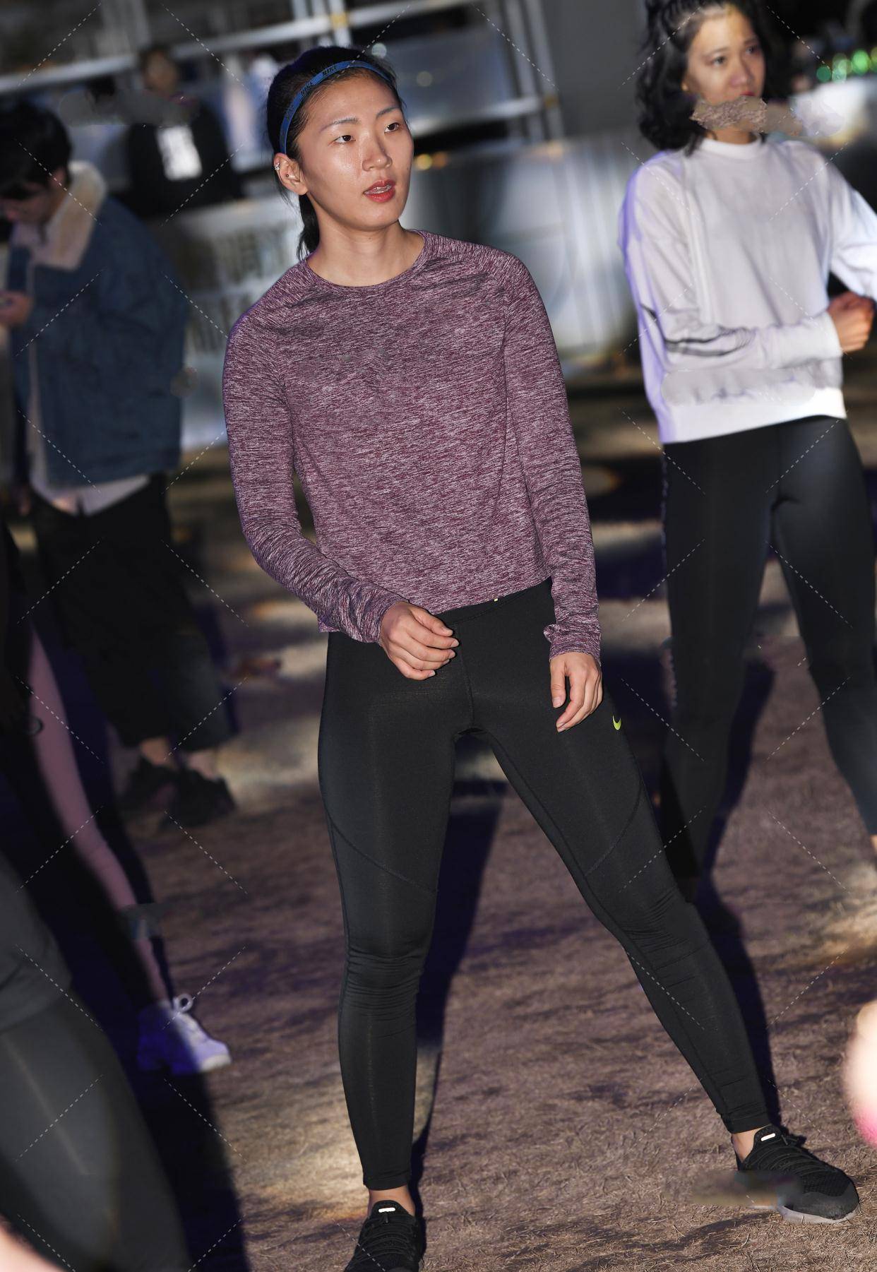 黑色紧身瑜伽裤搭配灰紫色上衣,低调性感,休闲舒适的运动装