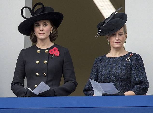 原创亲王葬礼后凯特首亮相!穿双排扣大衣挑起大梁,懒理哈里奔回美国