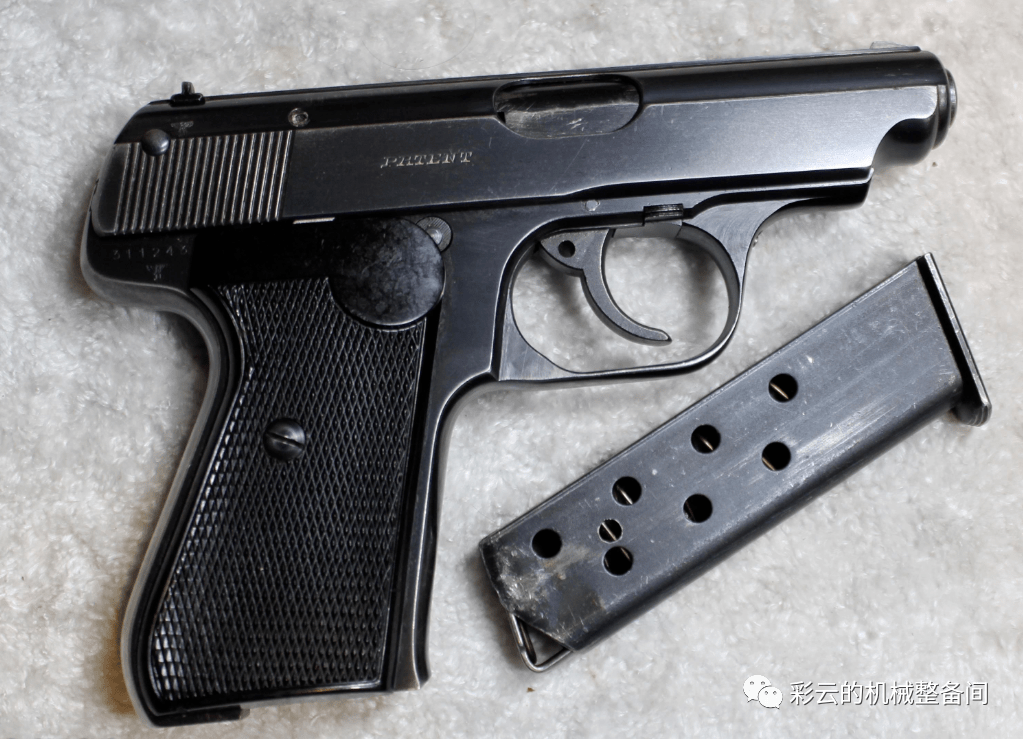 底部的式样,而是像今天常见的自动手枪那样装在枪身左侧扳机护圈后方