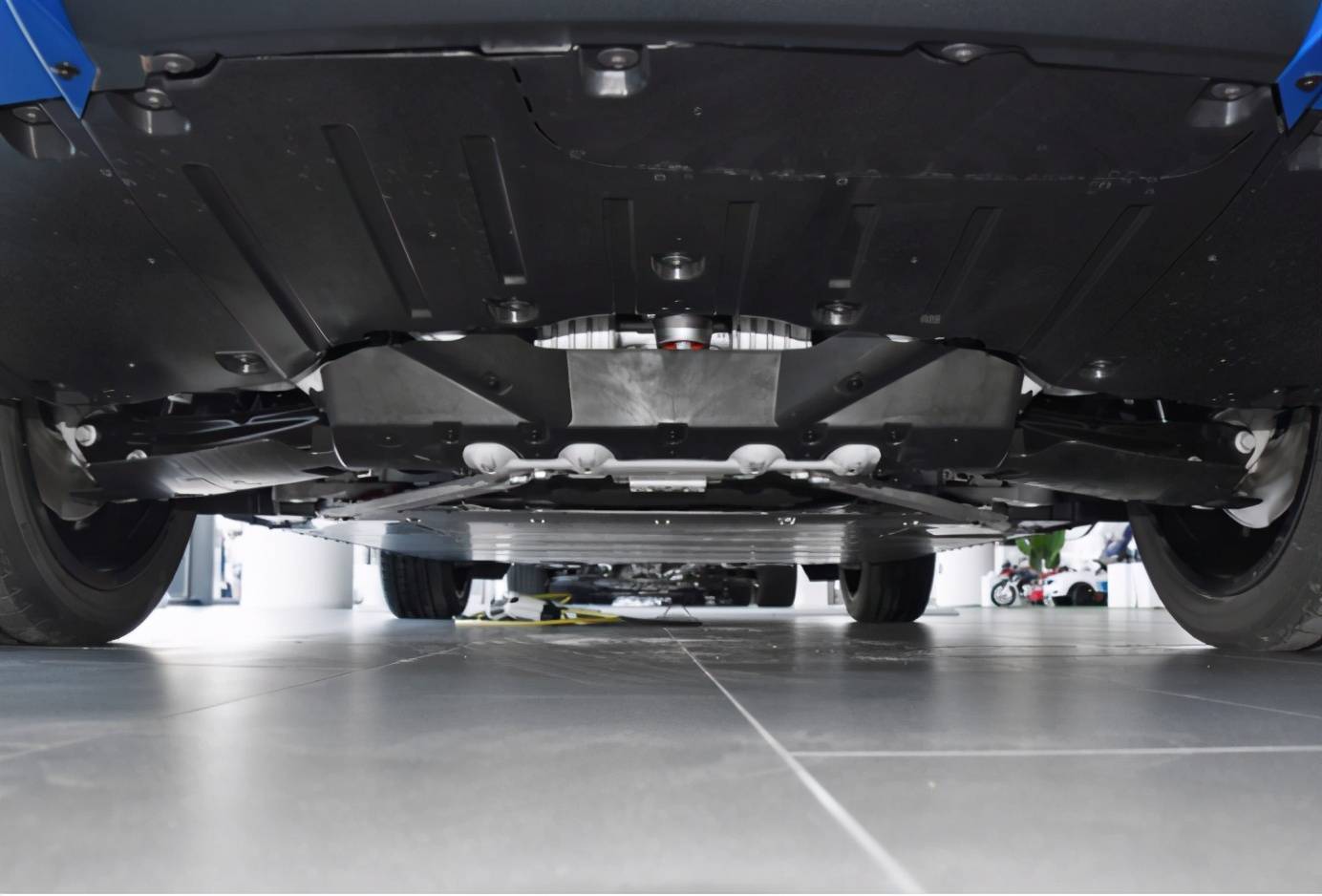 在最基础的电池方面,宝马第五代电驱系统采用技术含量更高的811型镍钴