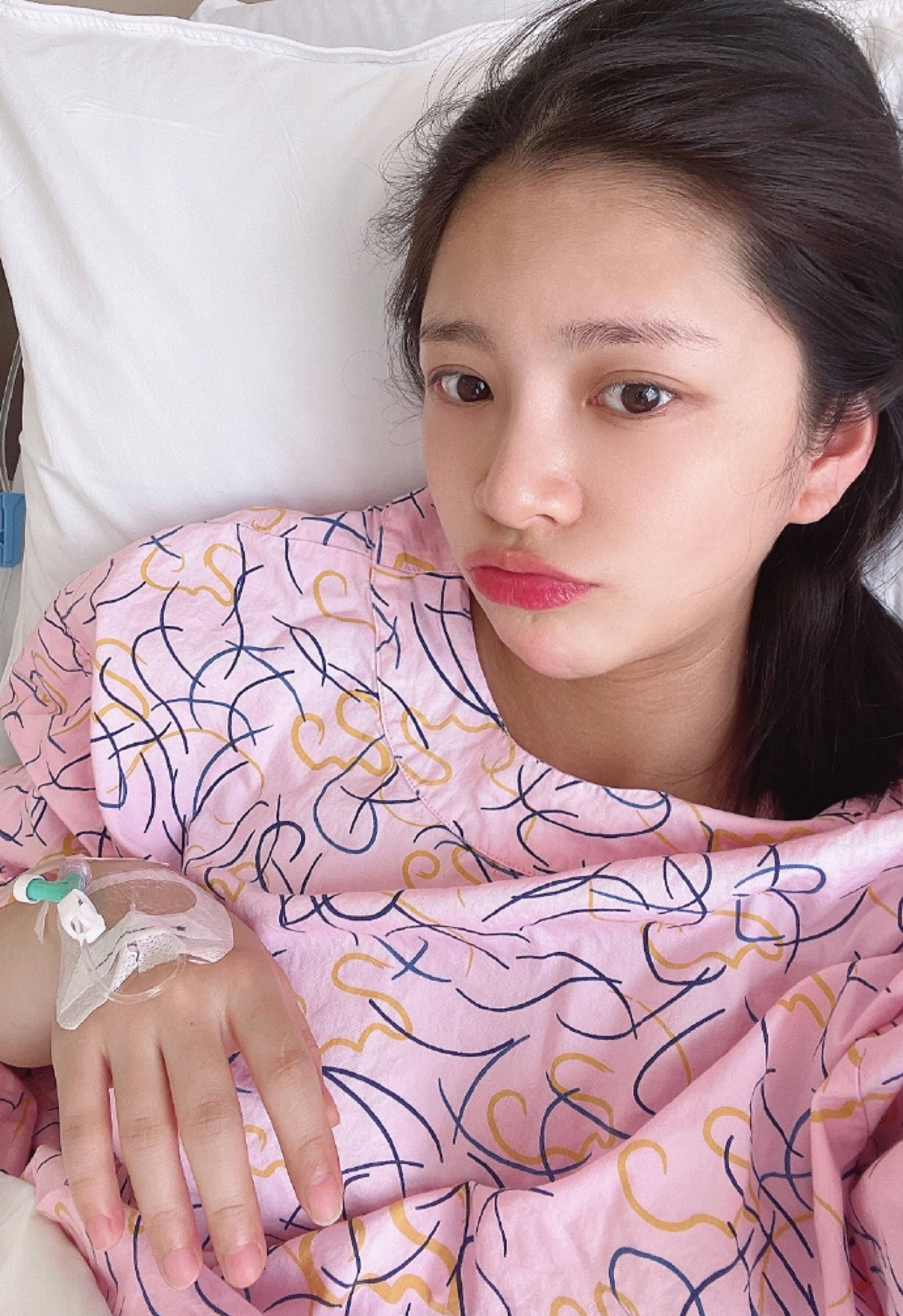 在王灿晒出的照片中,王灿穿着粉色病号服,戴着蓝色发圈,虽然脸色苍白