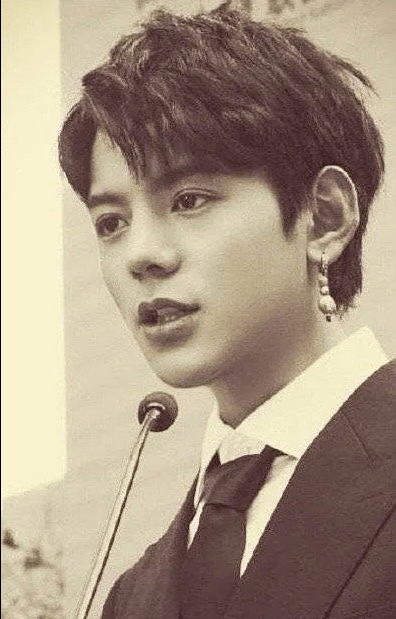 丁真联合国发言太长脸!黑白西装下展现优越身材,拍时尚大片更绝