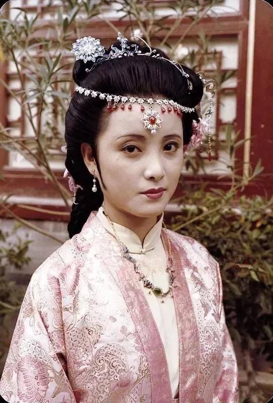 87版电视剧凸现秦可卿淫丧天香楼为何书中找不到葬礼如此风光