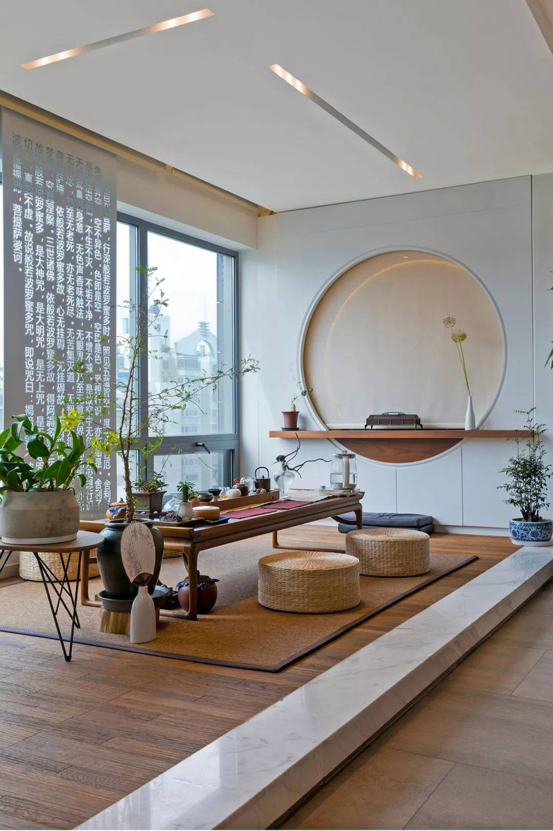 在阳台的茶室安放得了汹涌岁月,窗外有一束暖阳透进来,正好打落在茶席