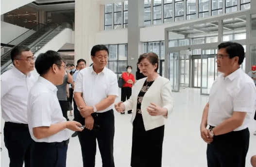 李兰娟院士参观医院作为山东公卫临床中心设计的带头人,王岗院长还