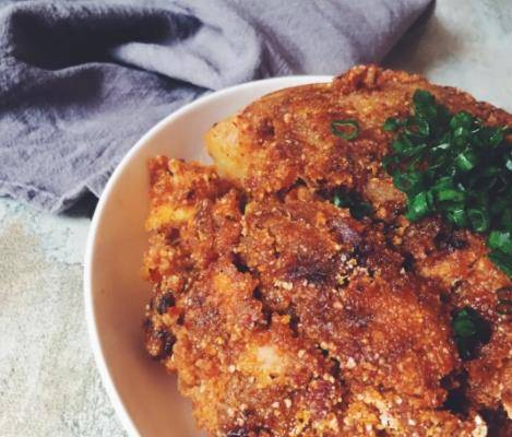 三:鲊广椒蒸肉7,挤上番茄酱即可食用6,将油大火烧开,把肉入锅复炸,金