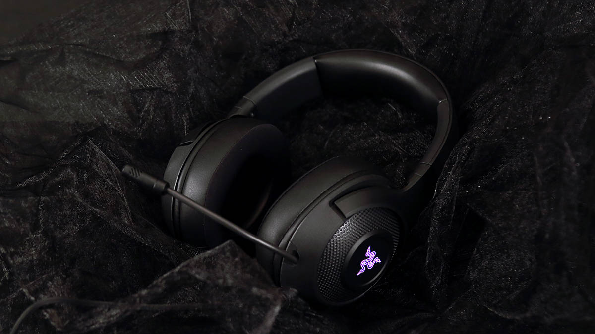 耳罩两侧的透光logo部分支持razer chroma幻彩灯效,用户可以在雷云