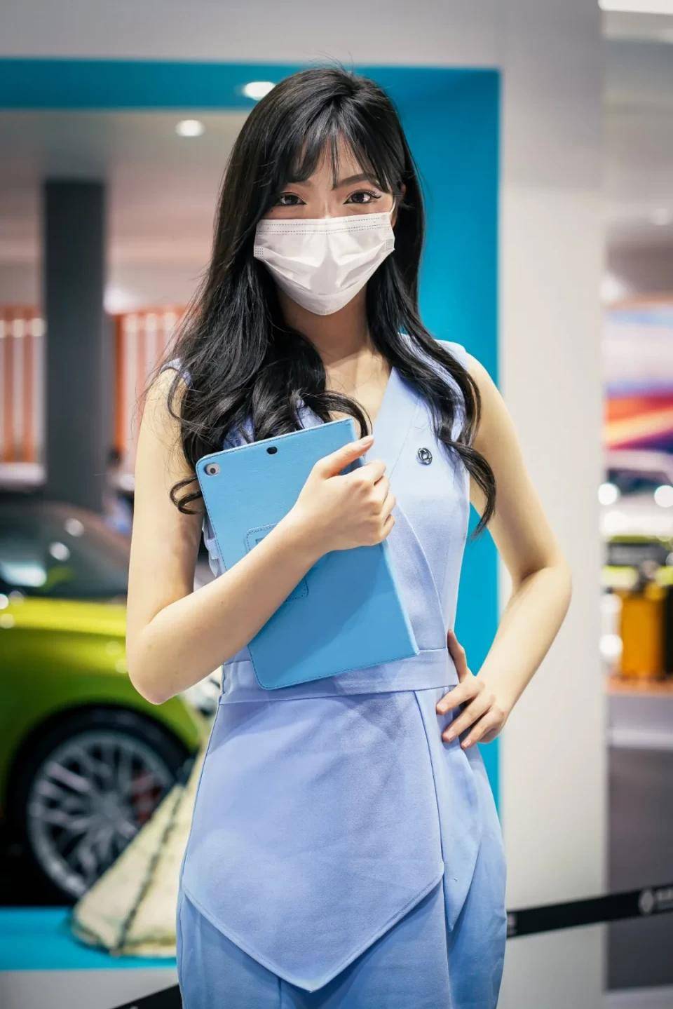 点击进入看图评论 图赏:上海车展上的车模小姐姐们(图10)