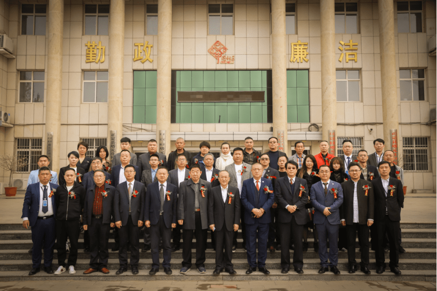 到场领导和朋友们的支持与帮助,恭祝我们的祖国繁荣昌盛,人民富足安康