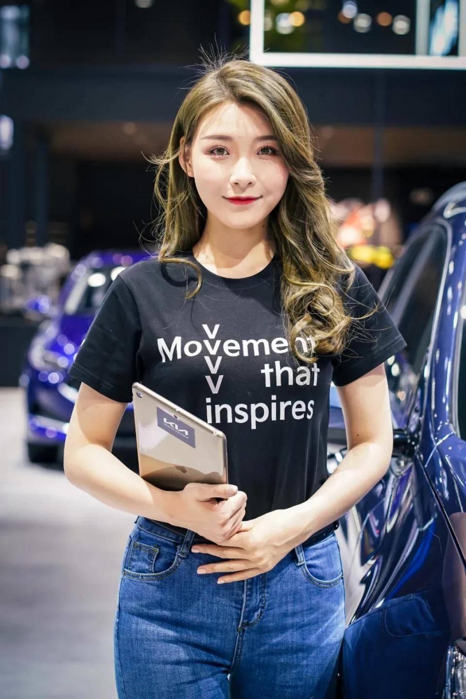 点击进入看图评论 图赏:上海车展上的车模小姐姐们(图9)