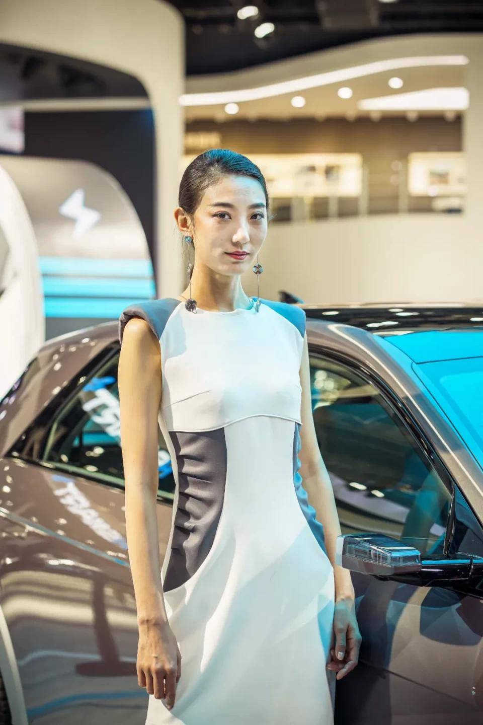 点击进入看图评论 图赏:上海车展上的车模小姐姐们(图38)