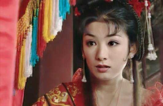 然而,黄奕自己的感情生活却与剧中相反,1月31日,她在参加某节目时,还