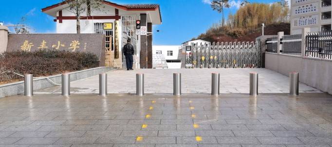 防冲撞伸缩路桩助力平安校园