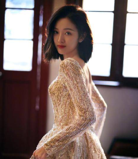 原创吴宣仪不愧是海南小富婆穿方领流光裙精致闪耀高级感满满