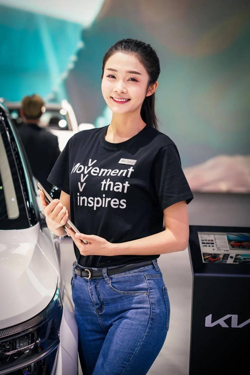 点击进入看图评论 图赏:上海车展上的车模小姐姐们(图13)
