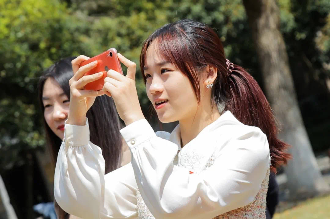 学术界又现抄袭行为大学美女教授翻译国外著作一字不改直接发表