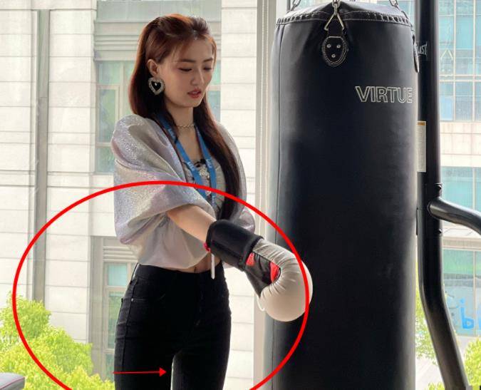 徐璐出席活动被拍生图26岁这状态太绝了这腿围是真实存在吗