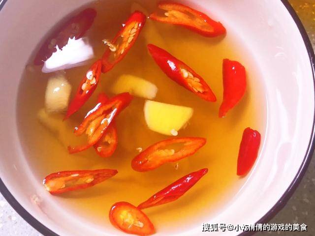 然后,把调好的生姜辣椒水倒在萝卜上,放了一袋不够,又直接倒入了第二
