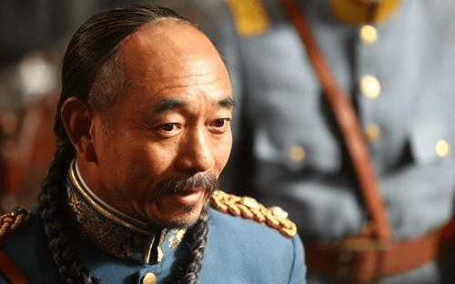 张勋只好向皇帝请求辞去因自请才当上的直隶总督及议政大臣之职