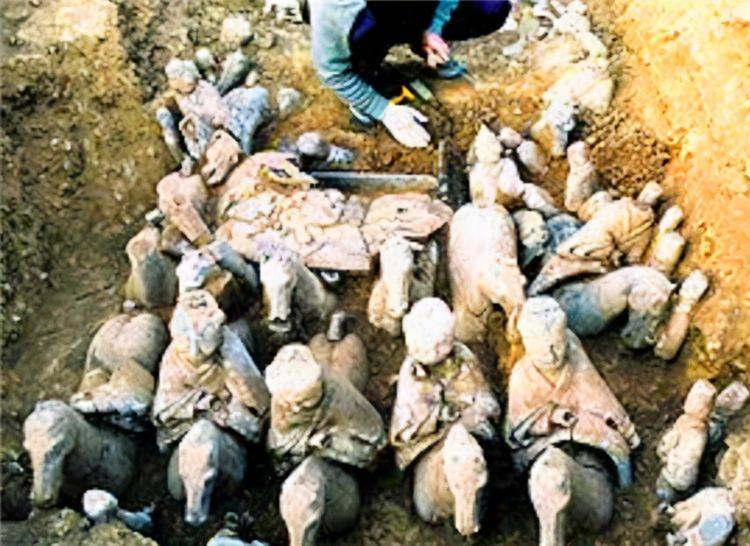 兵马俑真是用活人烧制?一尊裂开的兵马俑揭开真相,别被电影骗了