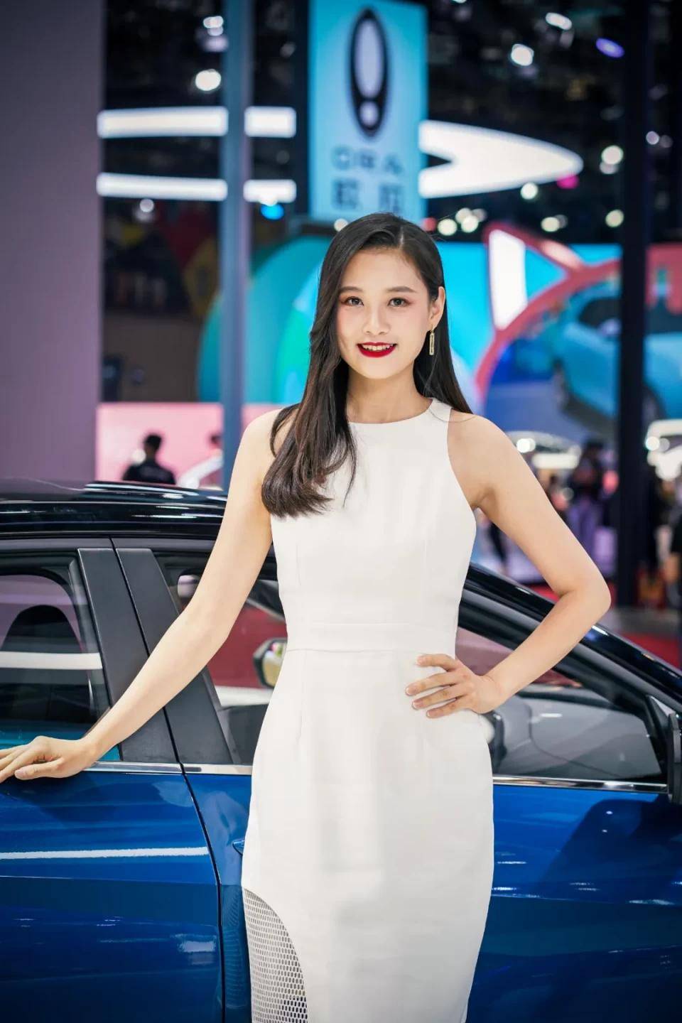 点击进入看图评论 图赏:上海车展上的车模小姐姐们(图35)