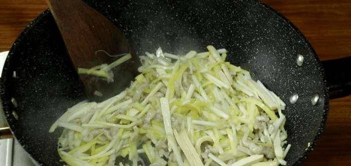 如何炒韭黄肉丝 fddcc24177e145ec9ff7d3bfa4941eaa.jpeg