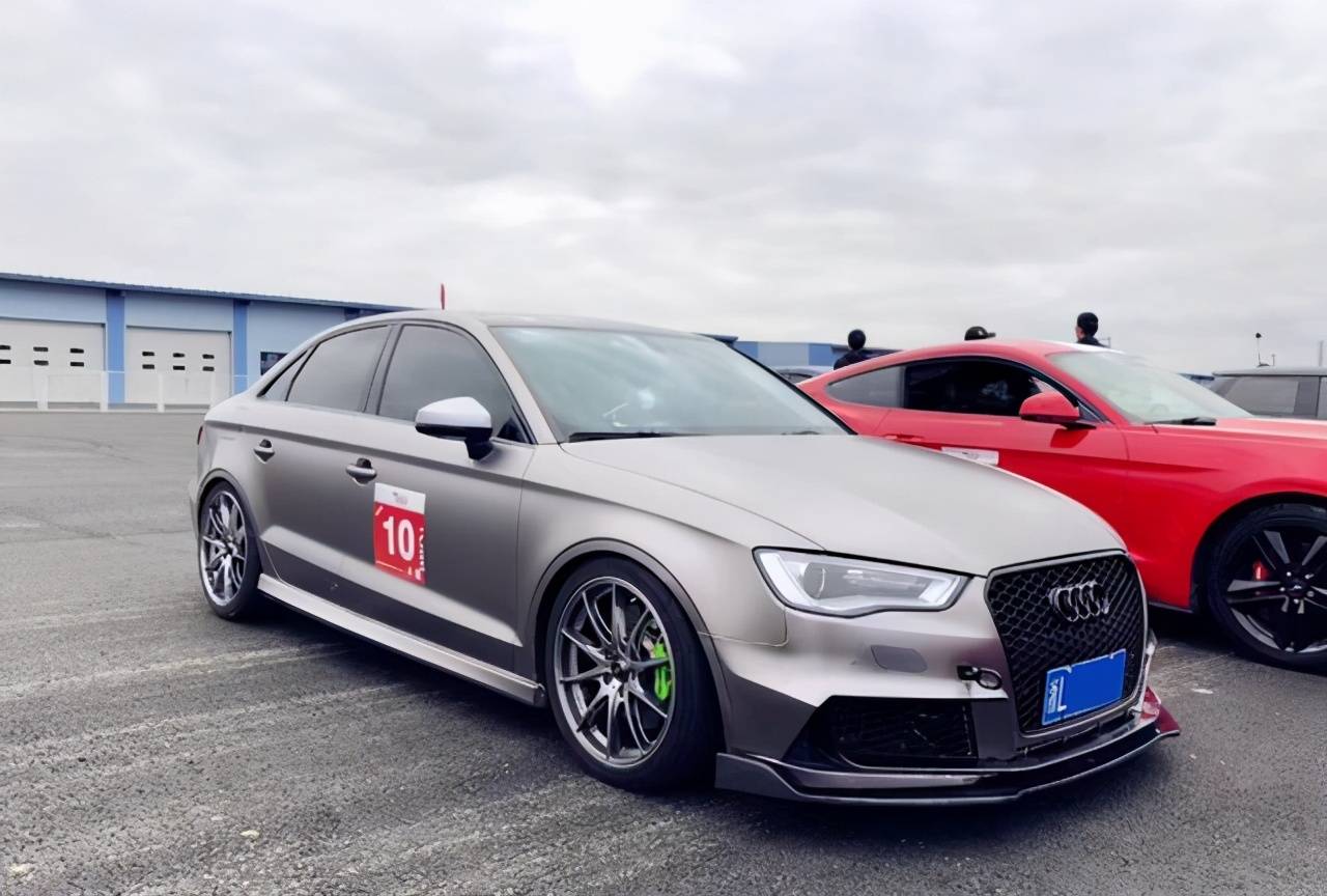 男子花20万给奥迪a3加装尾翼网友这尾翼是飞机上拆下来的