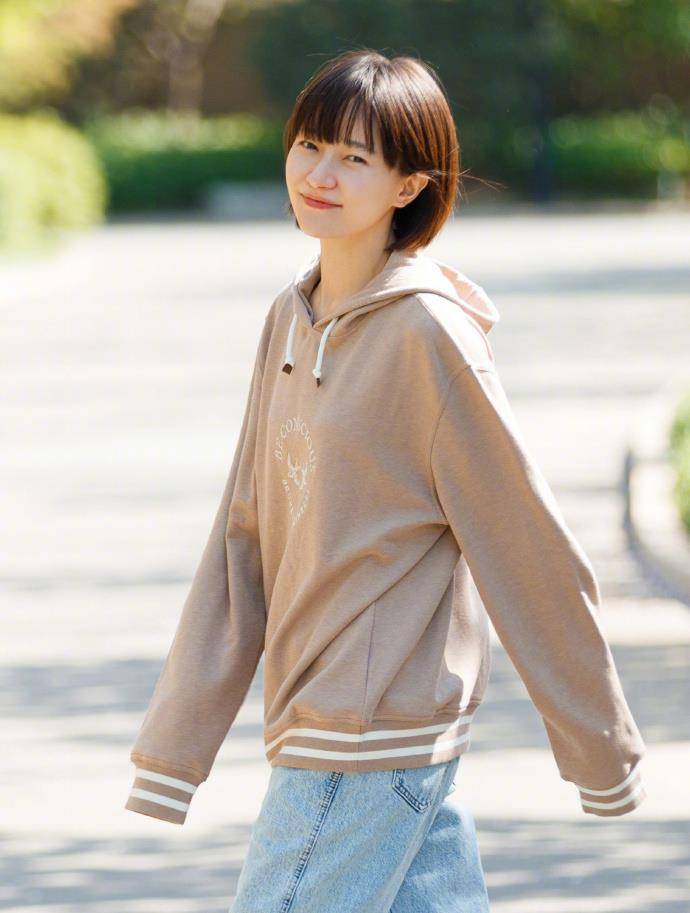 从照片中可以看到,远离镜头,回到生活中的焦俊艳基本比较少化妆,白皙