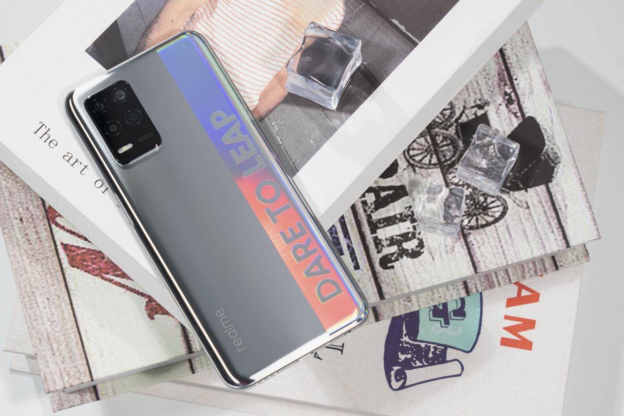 原创120hz高刷大电池2021年的千元机都这么卷了realme真我q3手机评测