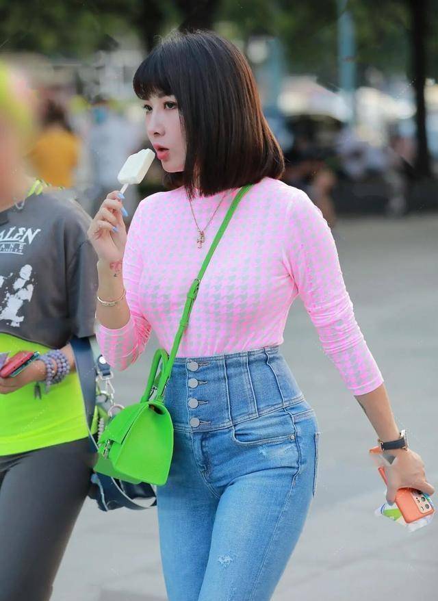 原创逛街的瑜伽裤美女让你放松心情都很方便